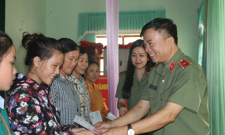 Chiến sỹ an ninh tặng quà đồng bào vùng lũ Hà Tĩnh, Yên Bái