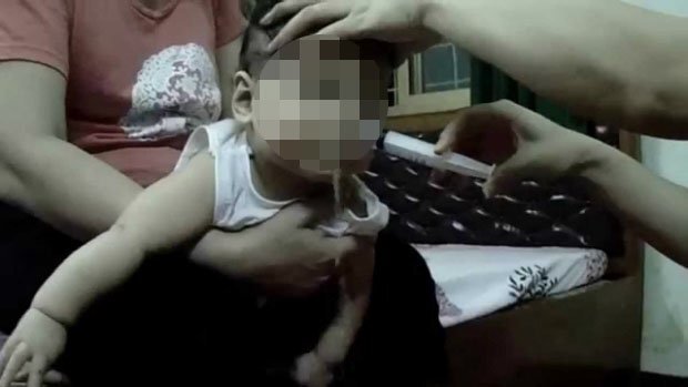 Rửa mũi cho con bằng ống xilanh quá bằng hại con?