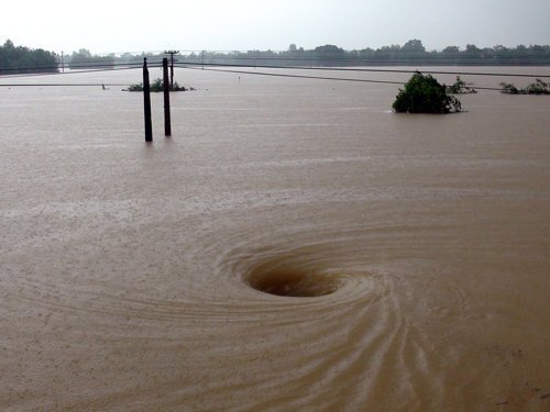 Ngã xuống đập tràn, một học sinh tử nạn