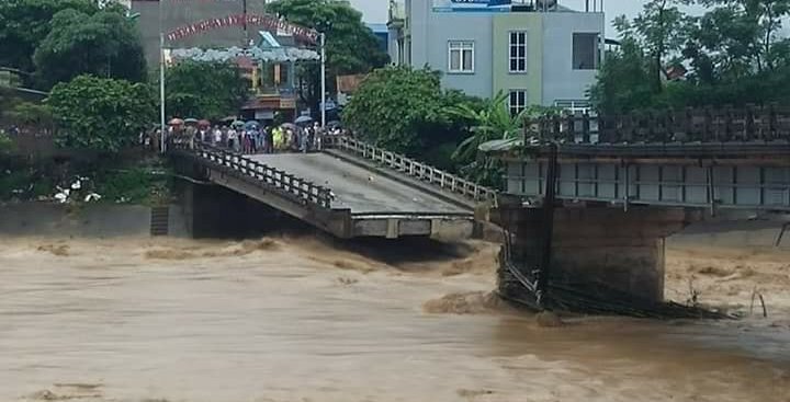 Lũ cuồn cuộn đổ về ở Yên Bái, cầu Thia - thị xã Nghĩa Lộ gãy đôi