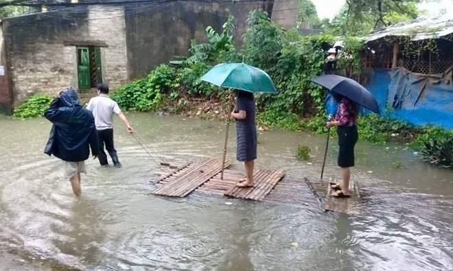 Sự thật sau bức ảnh nữ bí thư phường mặc váy, đi bè chống lụt