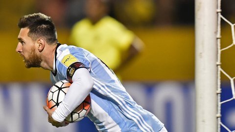 Một mình cứu tuyển Argentina, Messi được tung hô như 'thánh thần'