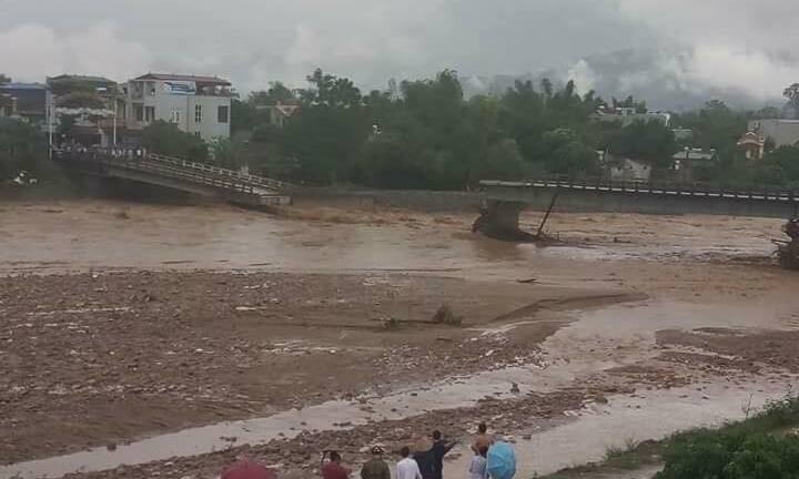 Trực tiếp: Tìm thấy thi thể một nạn nhận vụ sập Cầu Thia, Yên Bái