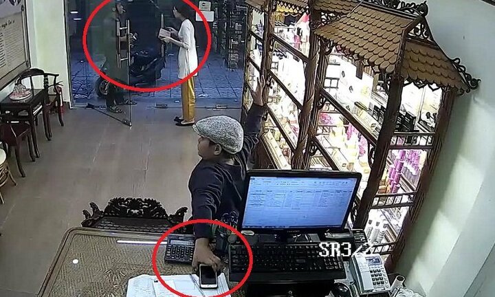 Người đàn ông dàn cảnh đánh lạc hướng nhân viên để bé trai trộm điện thoại