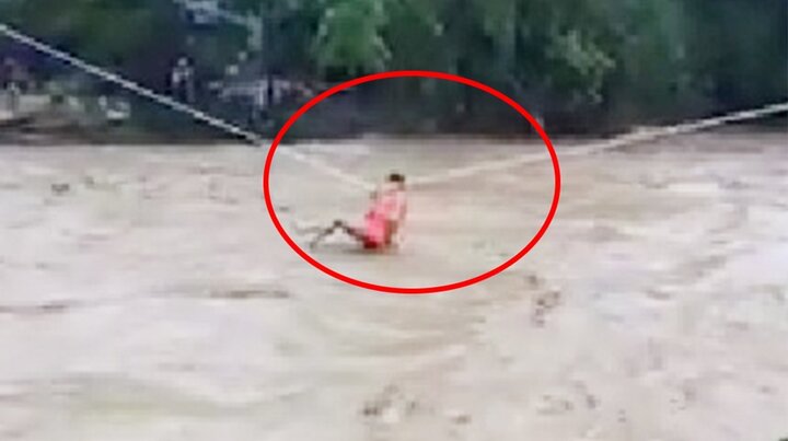 Clip: Ròng cáp treo cứu 31 người bị lũ cô lập ở Yên Bái