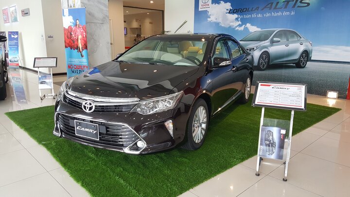 Cận cảnh mẫu Toyota Camry 2017 tại các đại lý, giá 997 triệu đồng