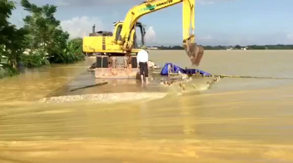 Video: Cận cảnh đê vỡ ở Chương Mỹ, nhấn chìm cả vùng trong biển nước