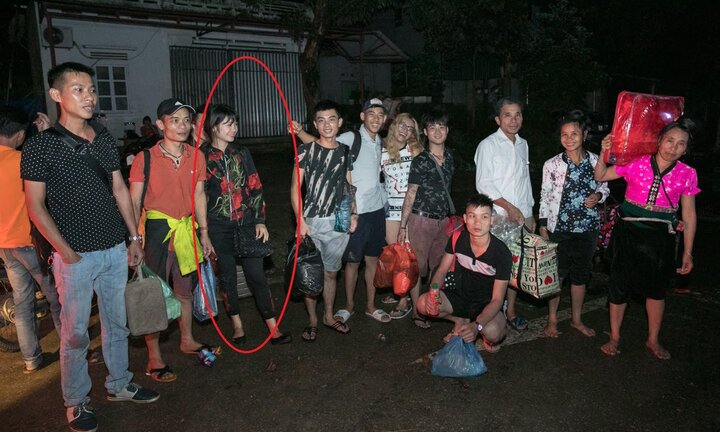 Video: Nước ngập 2m trên Quốc lộ 6, cô dâu trèo đèo vượt ngập về nhà chồng trong đêm ở Hòa Bình