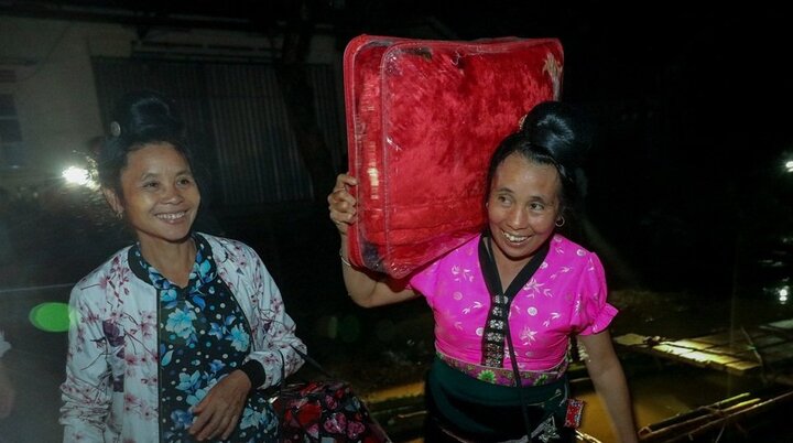 Quốc lộ 6 ở Hòa Bình ngập sâu 2m, bố mẹ vác đồ, leo đồi đưa con gái về nhà chồng