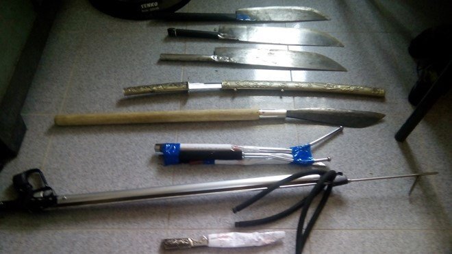 Nhóm côn đồ mang hung khí đến các quán cà phê đòi 'bảo kê'