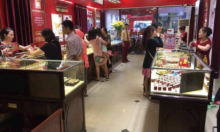 Giá vàng hôm nay 13/10: Thị trường ảm đạm ngày Doanh nhân Việt Nam