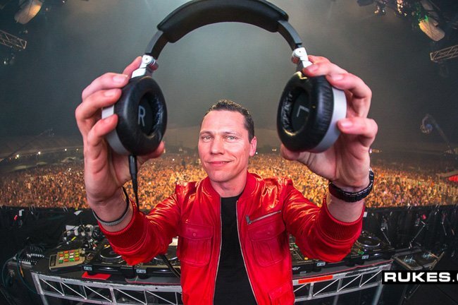 DJ hàng đầu thế giới Tiësto yêu cầu được chuẩn bị 4 đôi tất khi sang Việt Nam diễn