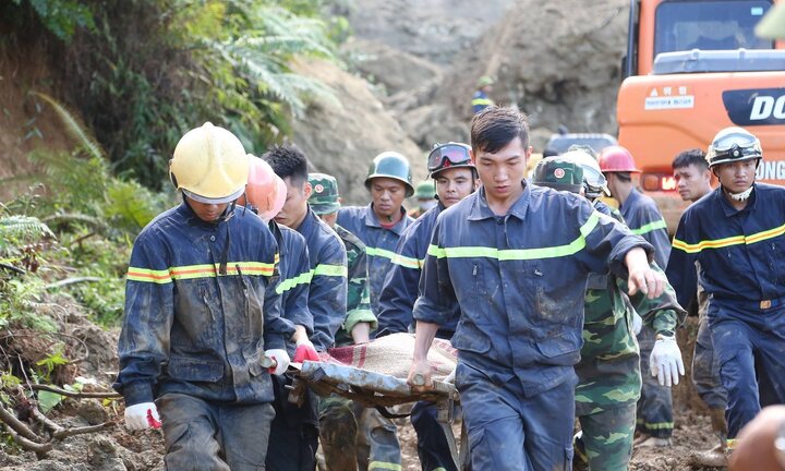 Sạt lở vùi lấp 18 người ở Hòa Bình: Tìm thấy thi thể người đàn ông bị tảng đá lớn đè lên