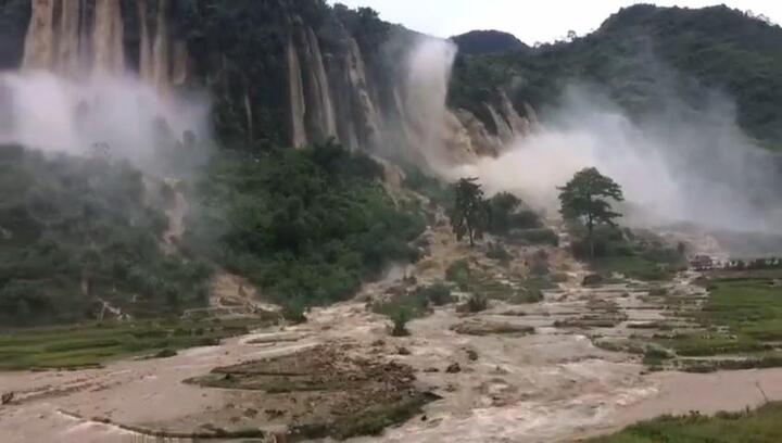 Clip: Thác lũ khổng lồ tuôn xối xả trước vụ sạt lở khủng khiếp ở Hòa Bình