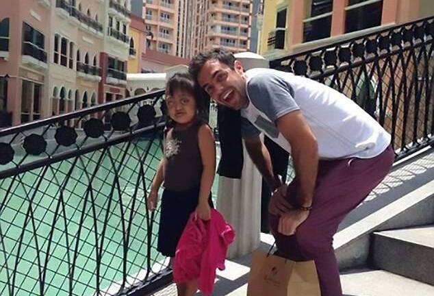 Mắc bệnh lạ khiến mắt biến dạng, bé gái bị mẹ bán cho băng đảng buôn ma túy để xin ăn