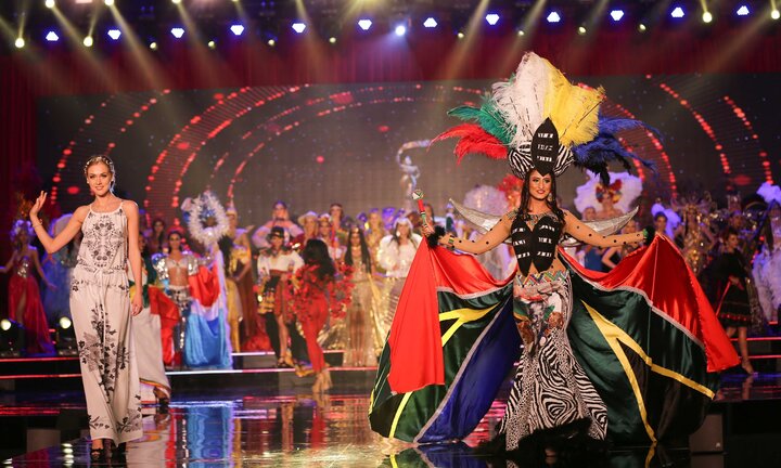 Huyền My tươi tắn trong bộ áo dài truyền thống nặng 30 kg