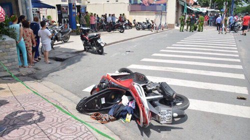 Nam sinh bị nhóm côn đồ chém gần đứt lìa tay trên đường đi học về