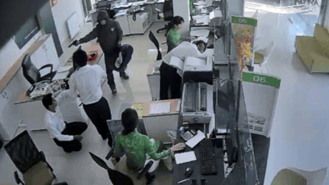 Tóm gọn tên cướp ngân hàng bằng kíp nổ tự chế ở Sài Gòn