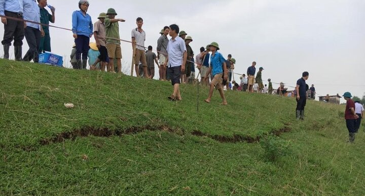 Đê sông Chu bị rạn nứt lớn, hơn 1000 hộ dân Thanh Hóa 'mất ăn mất ngủ'