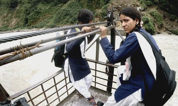 Nữ sinh vùng Himalaya vượt suối, băng rừng đi học