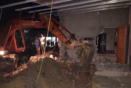 Tranh chấp đất đai, thuê máy múc phá tường nhà hàng xóm