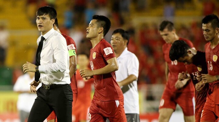 Đội Công Vinh thua đậm trong trận đấu đầy tranh cãi