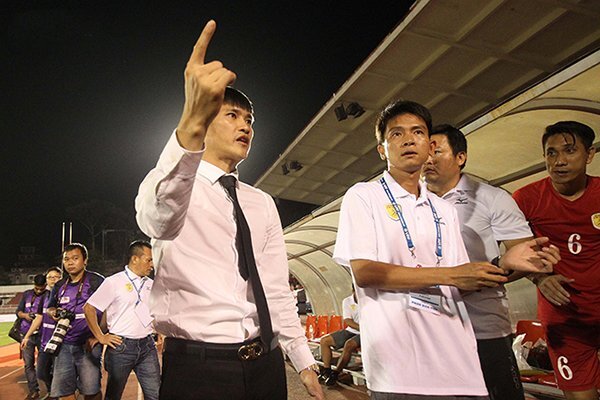 Hải Phòng ghi bàn khi cầu thủ đội Công Vinh đang vây trọng tài