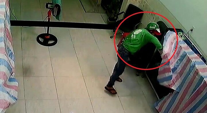 Thanh niên mặc áo, đội mũ Grab Bike phá khóa, trộm đồ lúc rạng sáng