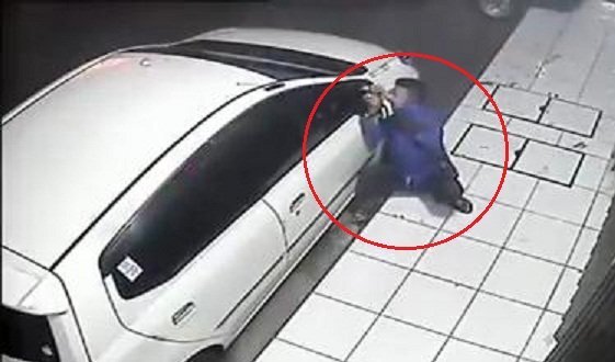 Bi hài cảnh 2 tên đạo chích hùng hục bẻ gương ô tô bất thành, cay cú bỏ đi