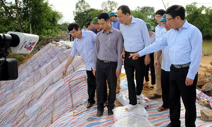 Phó Thủ tướng Phạm Bình Minh kiểm tra tình hình ngập lụt, ứng phó bão số 11 tại Thanh Hóa