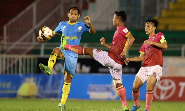 Cầu thủ V-League bị tố 'móc mắt, đánh người'