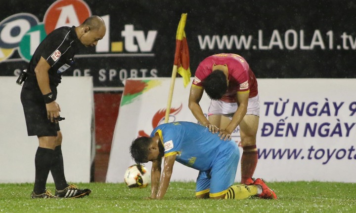 Trận đấu kỳ thú nhất vòng 21 V-League 2017