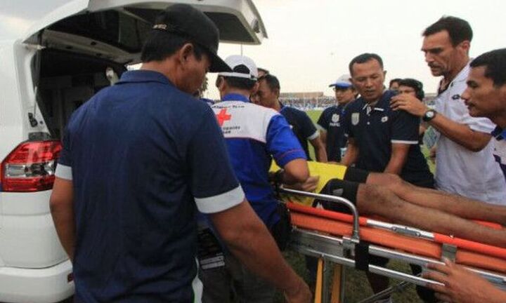 Video: Thủ môn Indonesia chết bi thảm sau pha va chạm với đồng đội