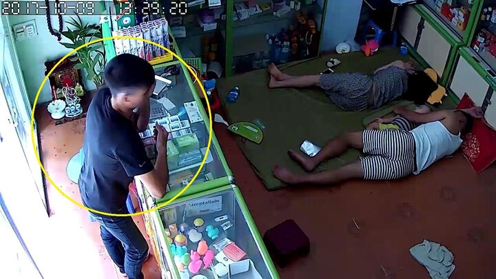 Chủ hiệu thuốc ngủ say không đóng cửa, khách nổi lòng tham lẻn vào trộm ví