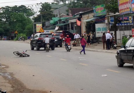 Xe biển xanh va chạm xe đạp điện, cô giáo về hưu thiệt mạng