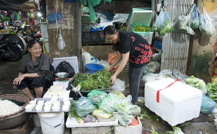 Rau xanh tăng giá chóng mặt, rau thì là đắt hơn thịt cá