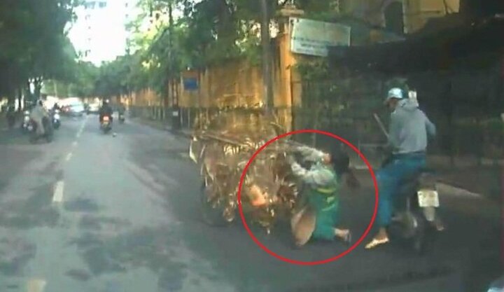 Video: Đi xe máy cắm mặt vào điện thoại, tông ngã nữ lao công