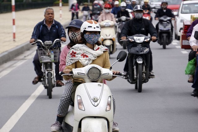 Video: Người Hà Nội khăn ấm, áo rét ra đường trong cái lạnh đầu mùa