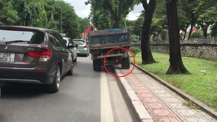 Clip: Xe tải đi nửa trên vỉa hè nửa dưới đường khiến người đi đường thất kinh
