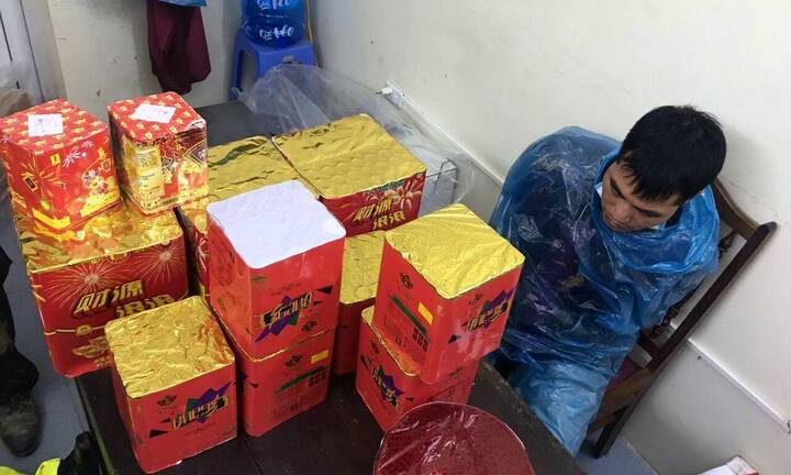 Truy đuổi người đàn ông vận chuyển pháo nổ ở Quảng Ninh