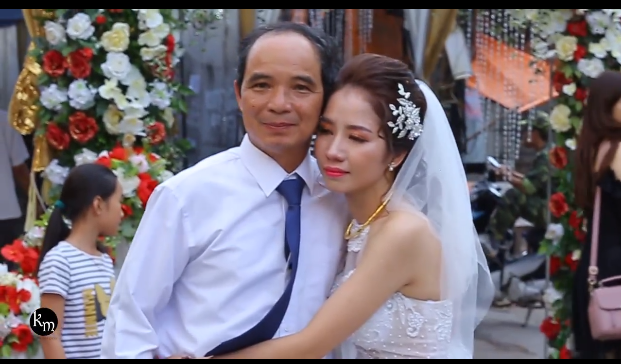 Xúc động khoảnh khắc con gái bật khóc khi chia tay cha về nhà chồng