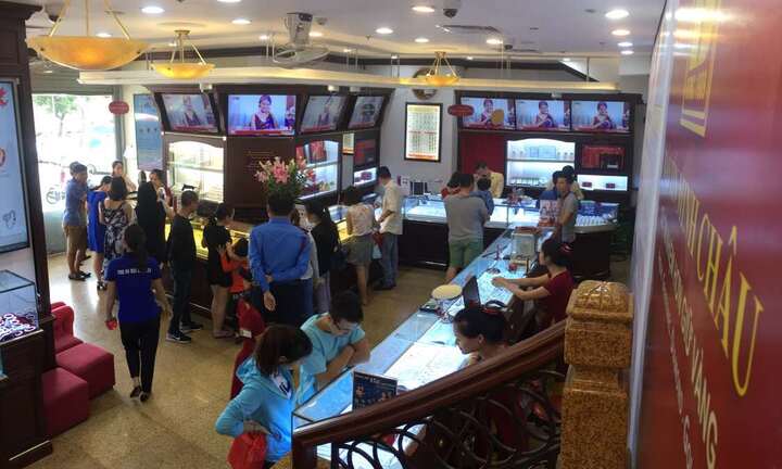 Giá vàng hôm nay 18/10: Tiếp tục lao dốc, chưa có điểm dừng