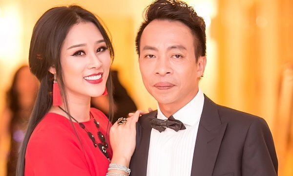 Vợ Việt Hoàn xinh đẹp rạng rỡ sánh đôi bên chồng