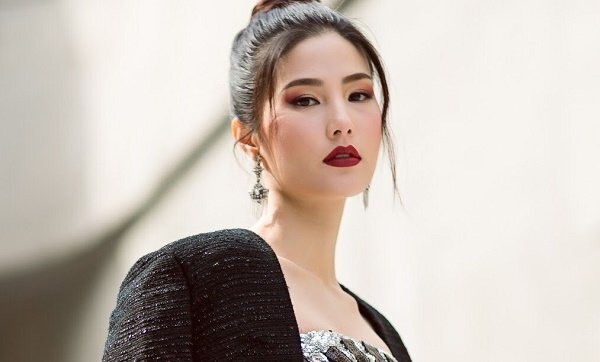 Diễm My 9x diện đầm bó sát, khoe dáng gợi cảm giữa Seoul