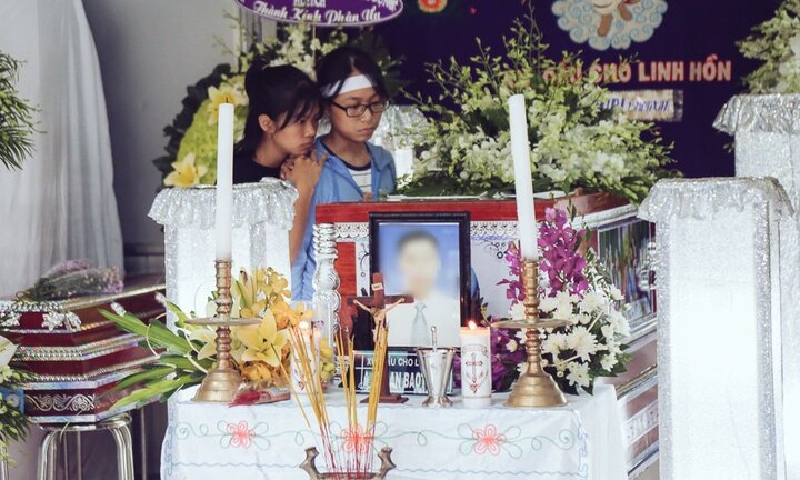 Bố của nam sinh viên Hutech tử nạn: 'Long vừa đi học vừa đi làm kiếm tiền nuôi 2 đứa em'