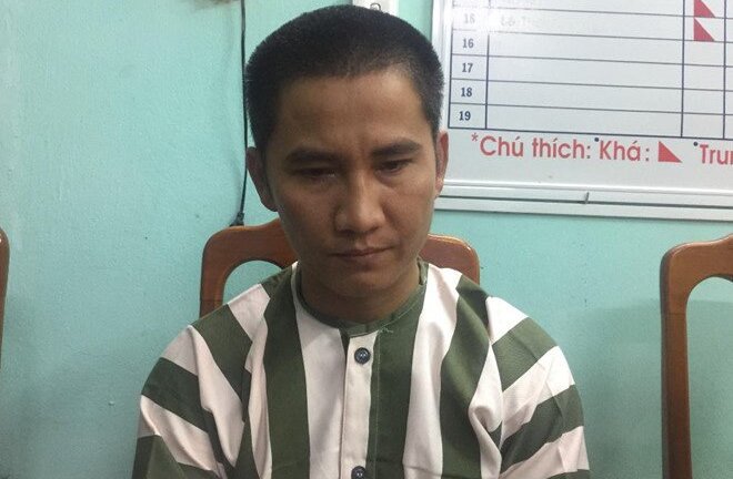 Gã xe ôm kề dao kéo cô gái xuống gầm cầu giở trò đồi bại