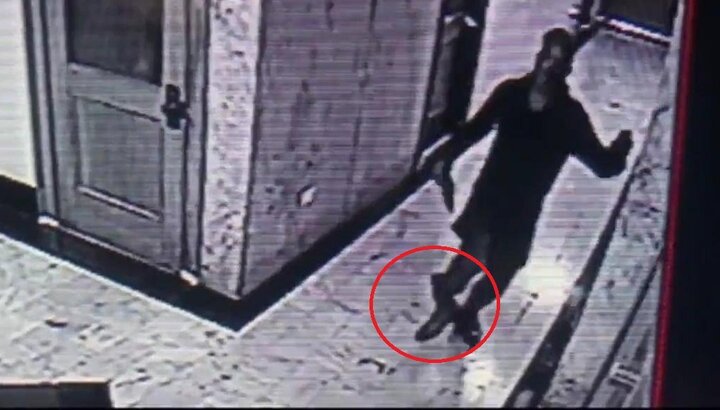 Trộm nhảy từ tầng 2 xuống đất, ôm chân gãy lủng lẳng tẩu thoát