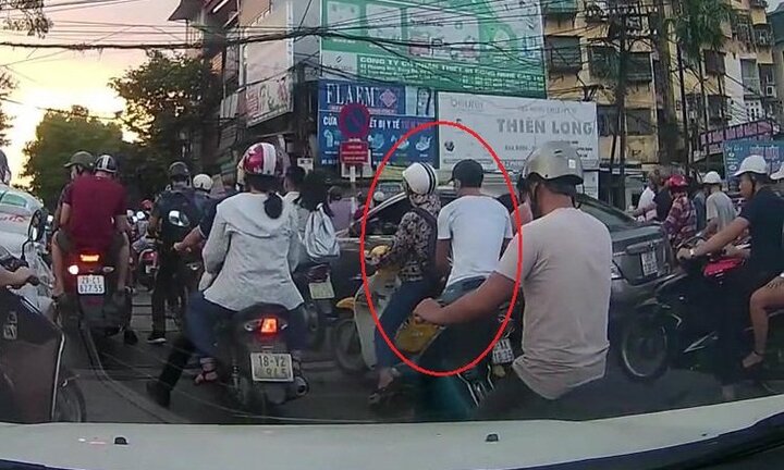 Clip: Kẻ gian trà trộn vào đám đông, móc trộm đồ trong balo cô gái đi xe máy