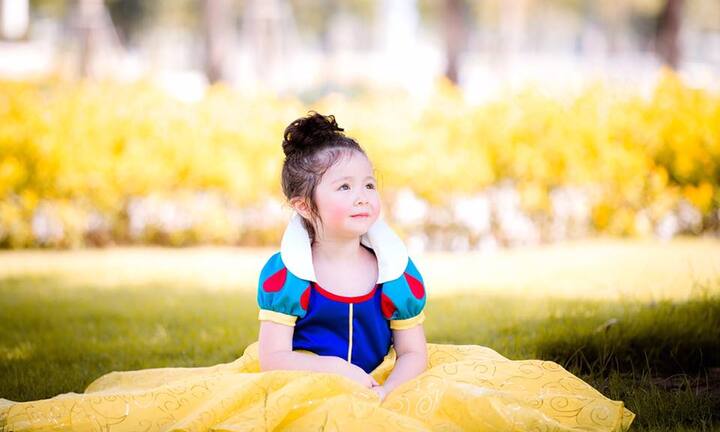 Tiểu công chúa nhà Elly Trần hóa thân thành nàng Bạch Tuyết khiến dân mạng 'phát cuồng'
