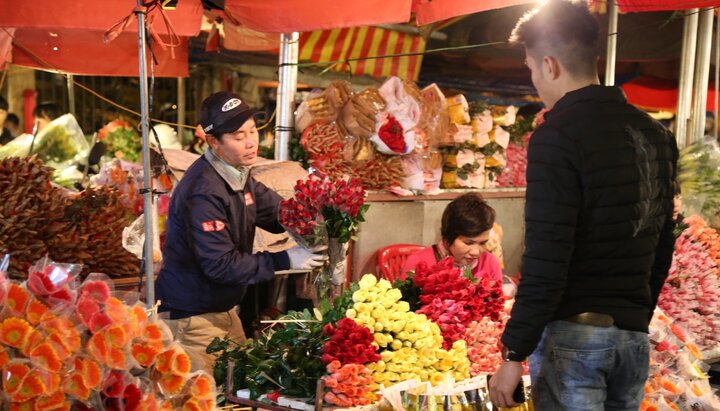 Ảnh: Nhộn nhịp chợ hoa lớn nhất Thủ đô trước ngày 20/10